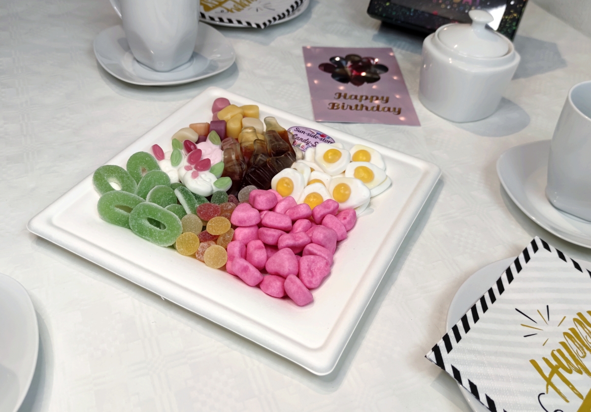 Unsere Süßigkeitenplatten sind nicht nur super lecker sondern auch der Hingucker auf ihrer nächsten Party oder Firmenfeier. Die große Partyplatte enthält 600g Süßwaren und ist in 4 Geschmacksvarianten erhältlich.